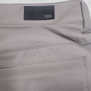 NWT Rhone Momentum Performance Golf Shorts Mens 28 Fossil Gray Geometric 7"